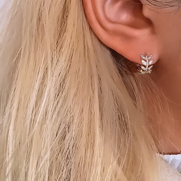 🔵𝟲𝟱%𝗢𝗙𝗙 𝗯𝘂𝗻𝗱𝗹𝗲𝘀 𝟯+🔵 NEW CZ Floral Huggie Hoop Earrings - Picture 4 of 14